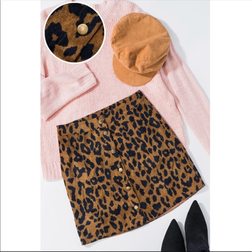 🤩one medium left Leopard print mini skirt - Picture 2 of 3